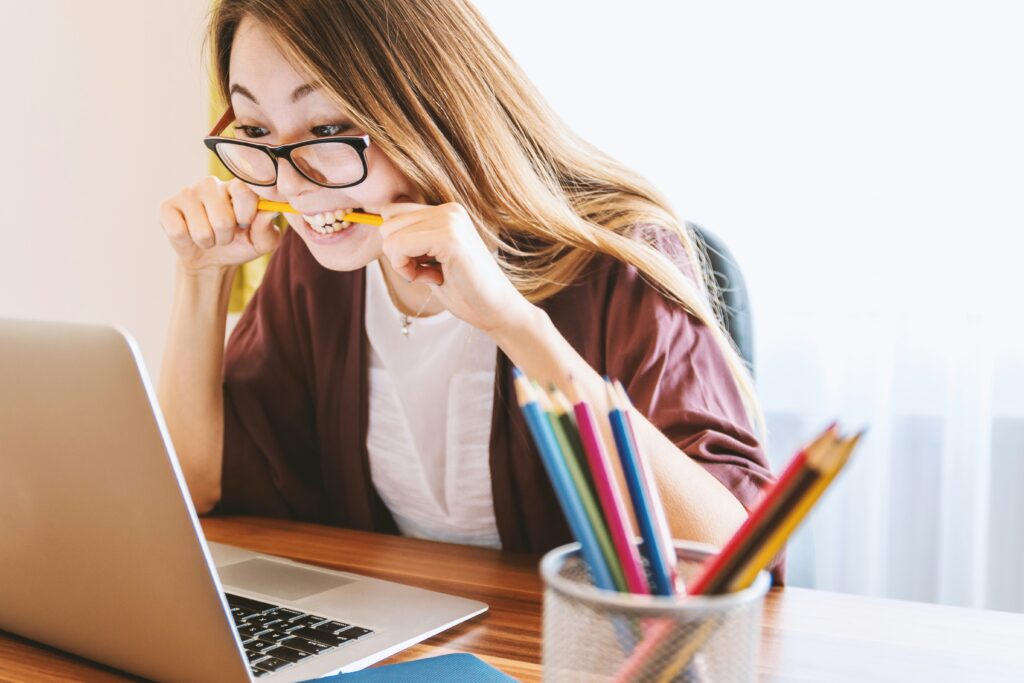 Una studentessa segue una lezione online